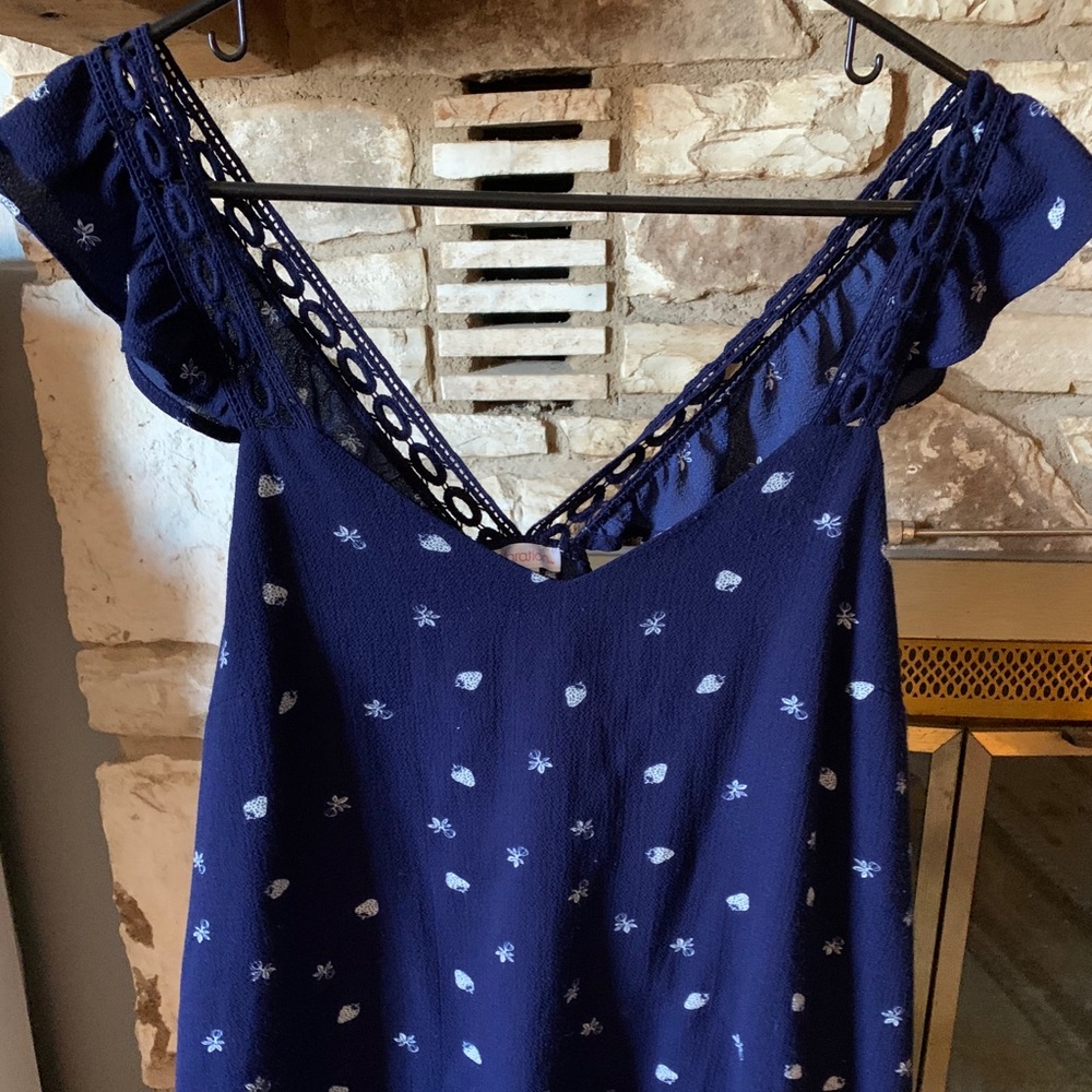 ✨3 for $25✨ Flutter sleeve strawberry print top